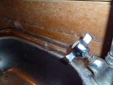 Das Spritzwasser gefror an der Wand in der Küche
