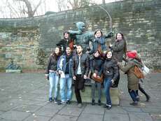 Ein paar der Gruppe mit Robin Hood in Nottingham