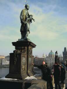 Ein Muss für jeden Besucher, der die Karlsbrücke überquert: Den Sockel der Statue des Heiligen Nepomuk - an einer ganz bestimmten und mittlerweile schon völlig abgewetzten Stelle - zu berühren. Denn das soll schließlich Glück bringen =)))