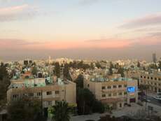 Dämmerung über Amman aus dem Bürofenster