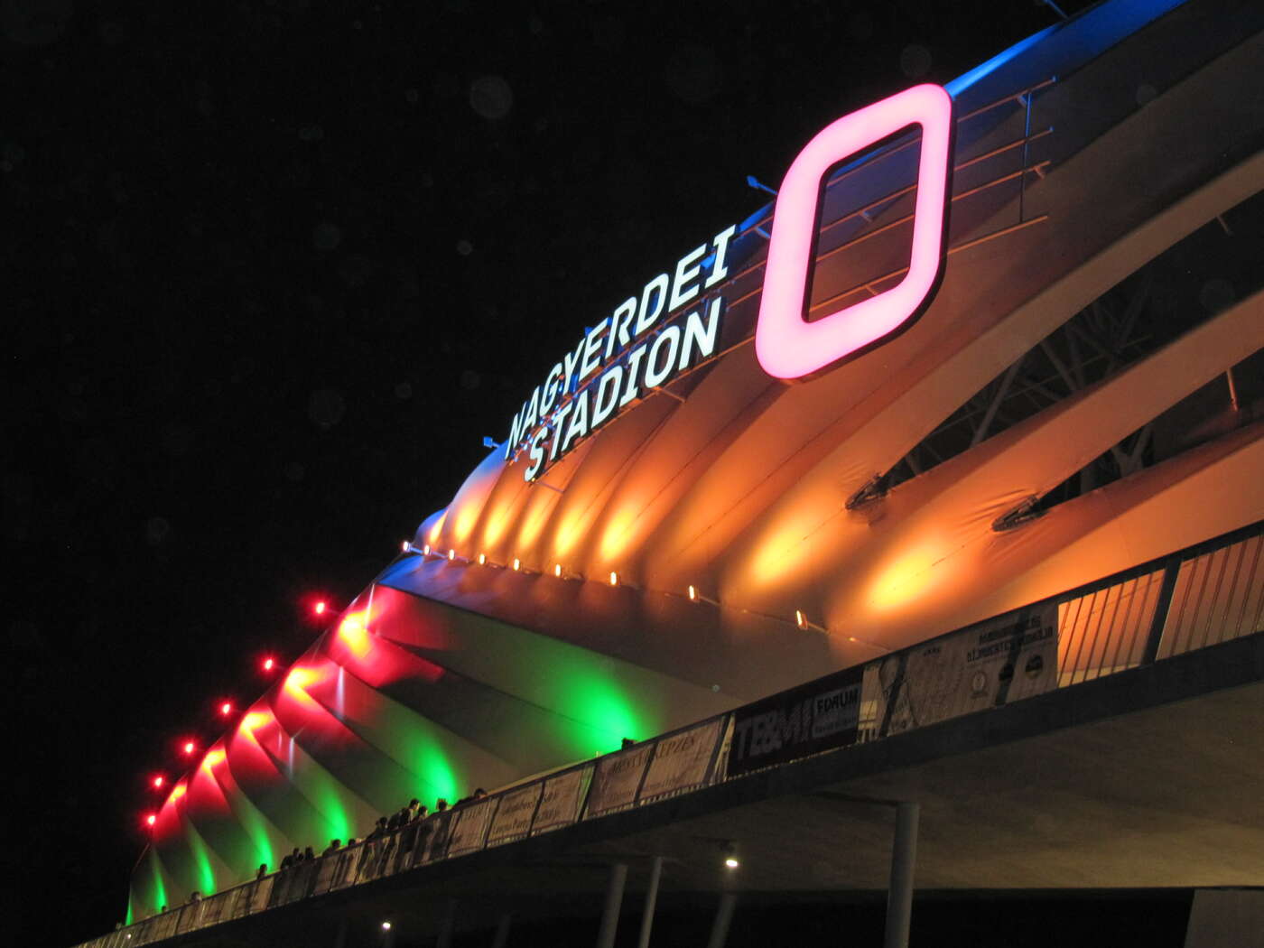 Das Stadion bei Nacht mit Beleuchtung
