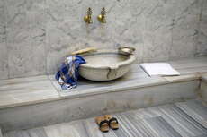 Ein typisches Waschbecken im Hamam: Ein Hahn für das heiße, eins für das kalte Wasser, das traditionelle Hamam-Tuch und ein Schüsselchen zum Waschen.