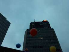 Riesige Ballons rufen Menschen zum Wählen auf 