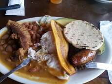 Bandeja Paisa: Typisch kolumbianisches Mittagessen. Danach ist man 1 Woche satt