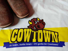 Logo von Cowtown und Cowboy-Stiefelspitzen