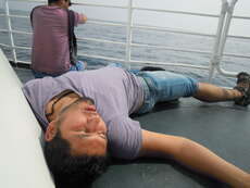 Jorge wollte dann unbedingt die Position testen, von einem toten Fisch an Deck eines Schiffes und meinte dann nur, dass er so nicht sterben möchte. Naja die Sonne schien halt doch kräftig...