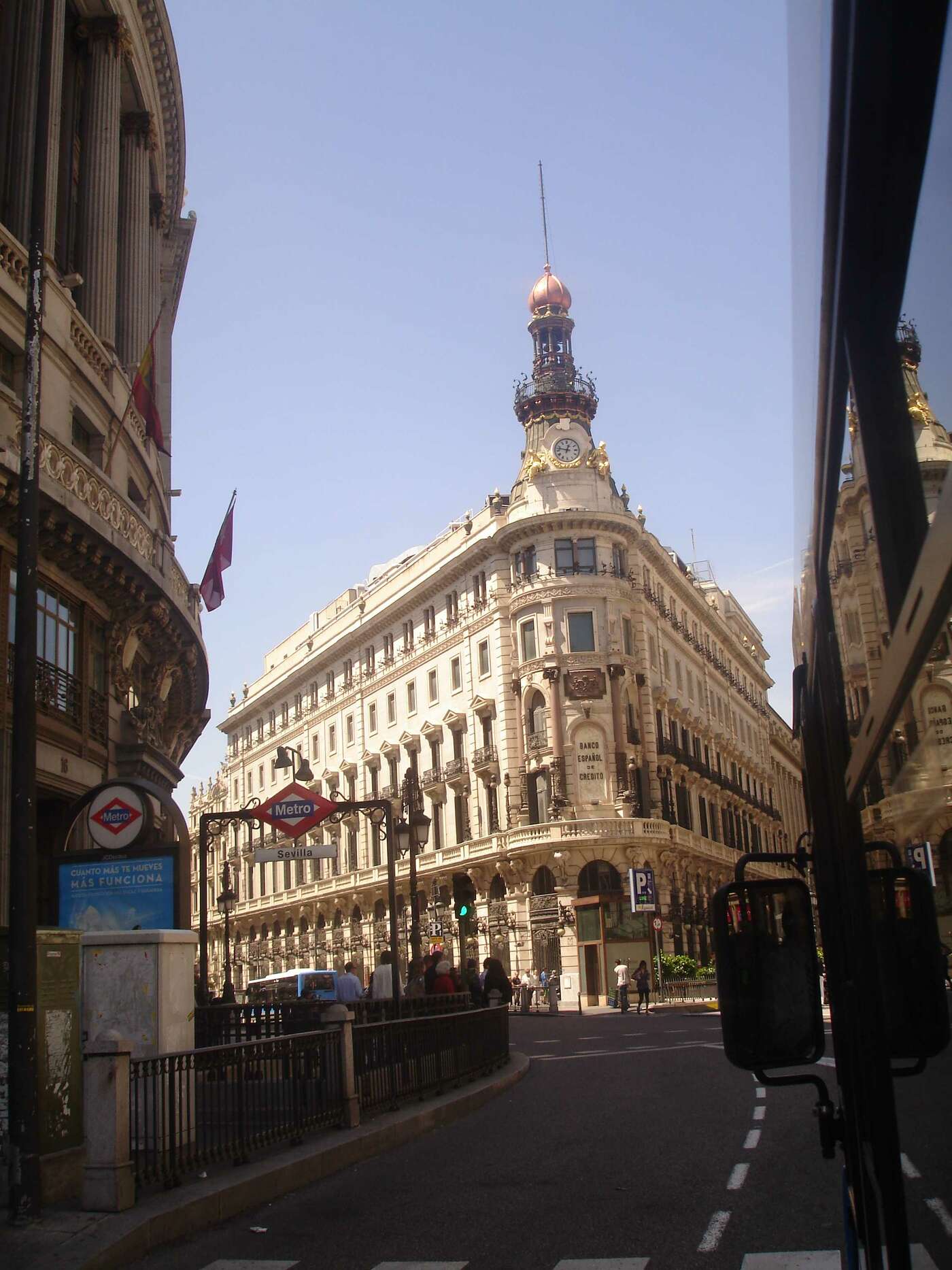 Banco español mit Metrostation Sevilla