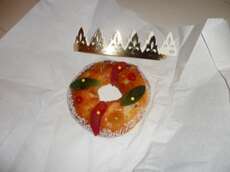 Galette des rois- typischer Kuchen den es zum Heiligen drei Königstag gibt- mit eingebackener Figur. Derjenige der sie findet darf einen Tag lang König spielen und dazu seine Königin aussuchen.