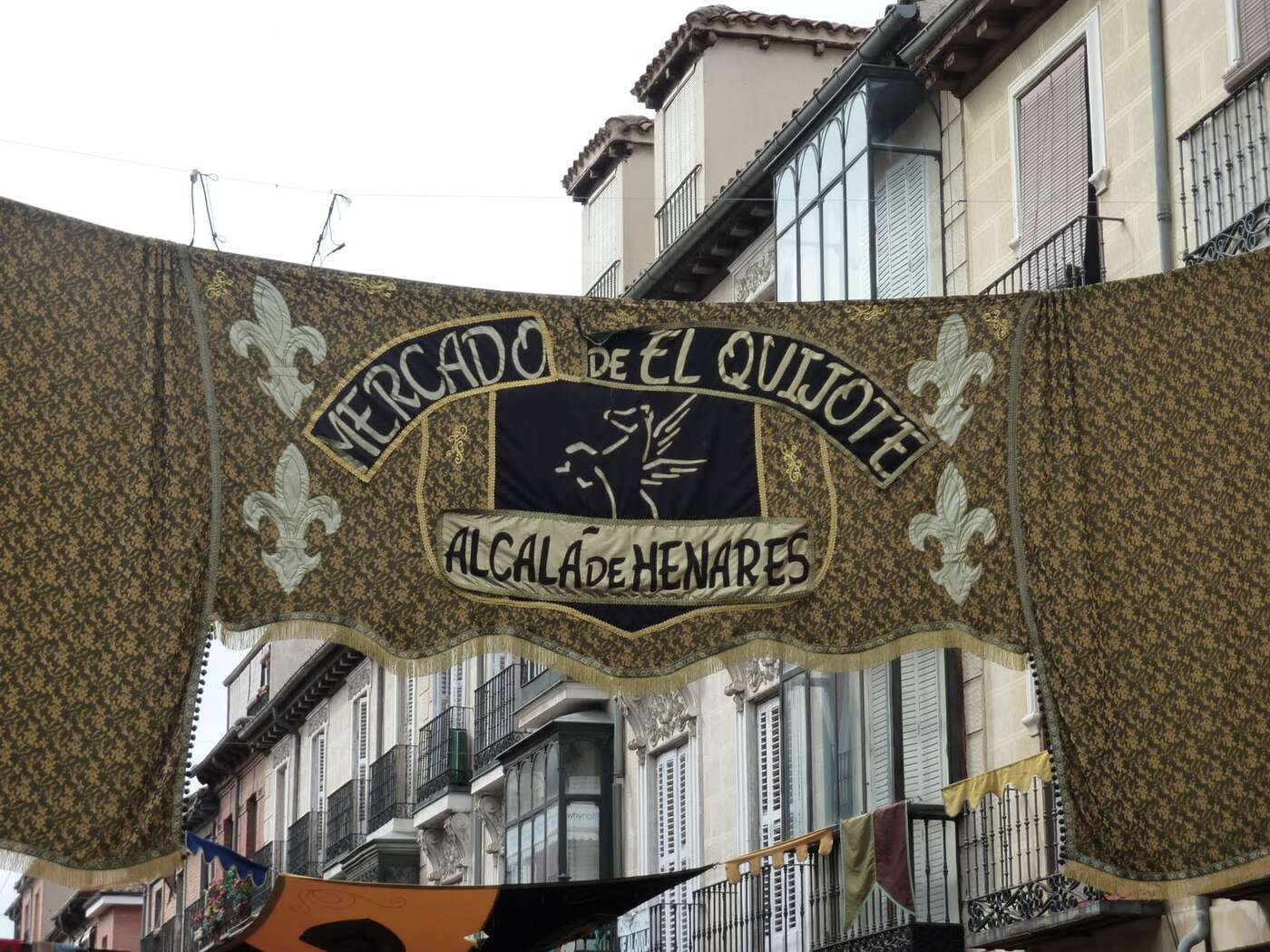 Der Eingang zum Mittelaltermarkt in Alcalá de Hernares