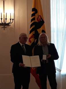 Ulrich Ballhausen  recieving his award from the German Bundespräsident Frank-Walter Steinmeier