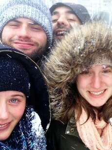 Hintere Reihe: Südeuropäer, die das erste Mal Schnee zu und ins Gesicht bekommen
