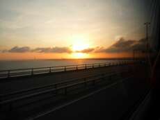 Sonnenaufgang auf der anderen Seite (mit Brücke)