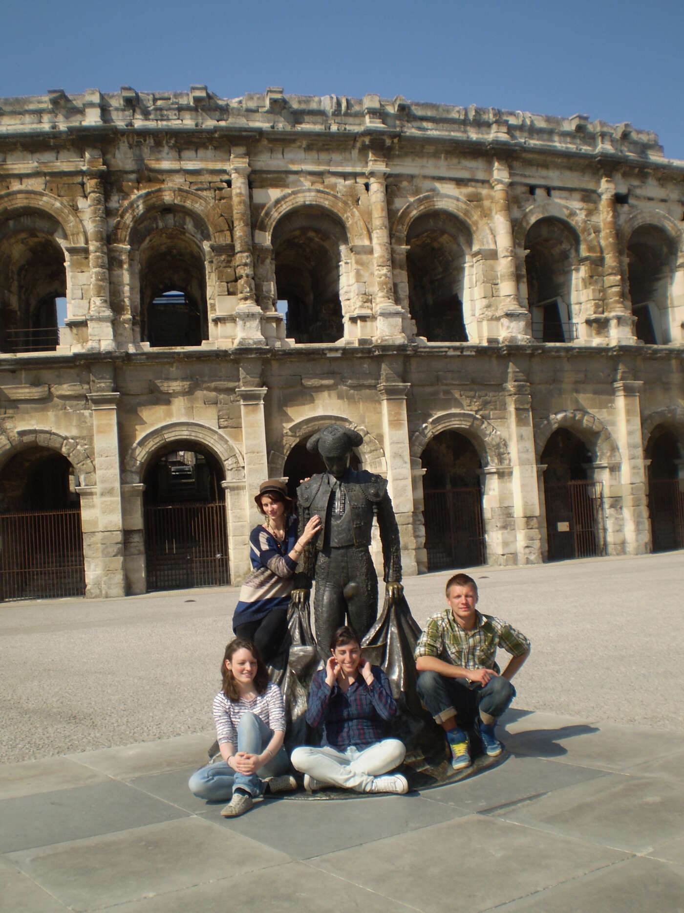Mit anderen Freiwilligen vor der Arena in Nîmes