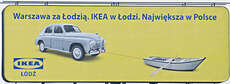 Warschau (alte Automarke) hinter Lodz (pl. Boot). Reklama für das neue IKEA.