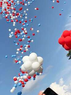 Die Einweihungsluftballons, traditionnel in den Luxemburger Farbe