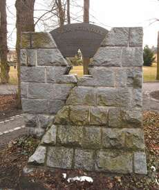 Hier sieht man das Denkmal zu Ehren des Retters im Jan-Palach-Park
