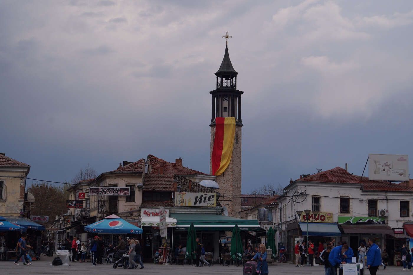 In Mazedonien wird plötzlich überall Flagge gezeigt, zum Beispiel in Prilep