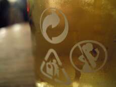 Dieses "Warnsymbol" für schwangere Frauen ist auf jeder Bierflasche abgebildet, als würde man nicht wissen, dass das schädlich ist...