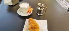 Italienisches Frühstück mit Croissant und Latte Macchiato // Italian breakfast with croissant and latte macchiato
