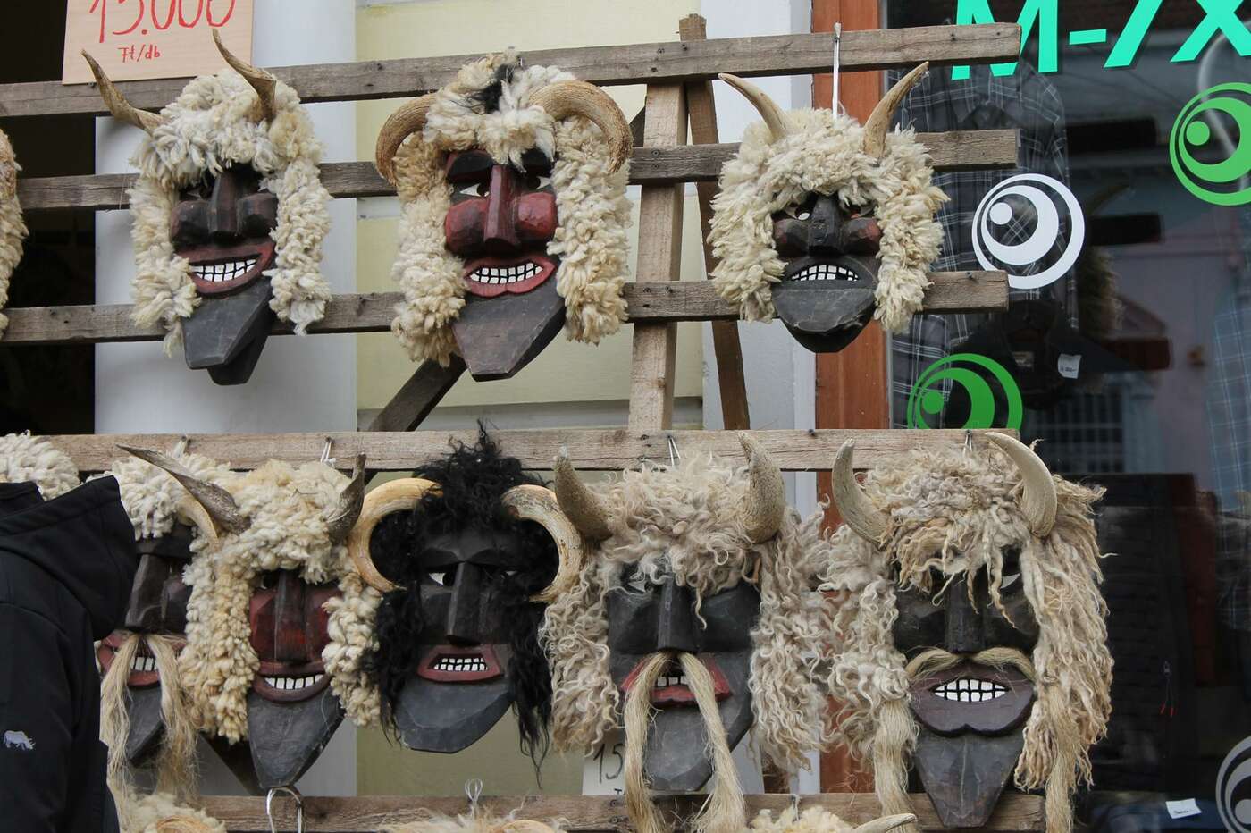 ein paar der Masken