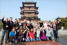 Alle Chinareisenden vor dem Wahrzeichen Nanchangs- dem Tengwan Pavillon
