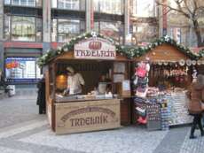 Auf dem Weihnachtsmarkt auf dem Wenzelsplatz, wo es, wie auf allen Prager Weihnachtsmärkten, tschechische Spezialitäten wie die "Trdelník" gab, eine Art Baumkuchen.