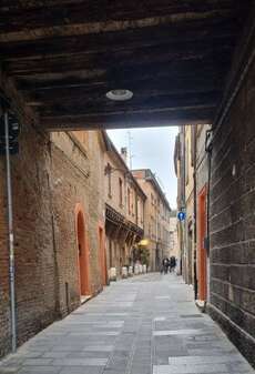 Kleine enge Gasse in Ferrara // Small narrow alley in Ferrara