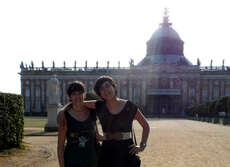 Mit einer Freundin vor dem Neuen Palais (Potsdam)