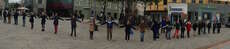 Menschenkette gegenüber vom AfD-Stand