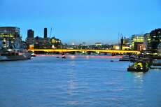Milleniums Bridge in London (links im Bild könnt ihr einen ziemlich großen Kriegsdampfer entdecken, ich weiß auch nicht was die Engländer vorhaben)